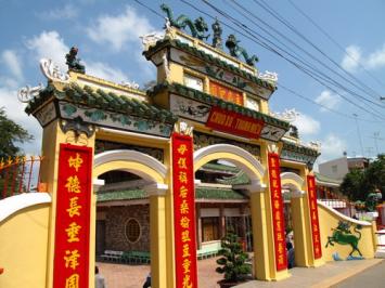 Pilgrims flood Ba Chua Xu Temple Festival